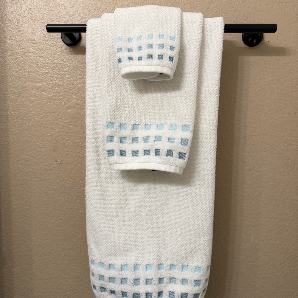 Soho Living White and Blue Checkered Bath Towel Set